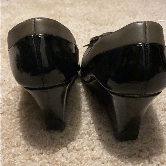 Kenneth Cole Wedges with Bows - Picture 2 of 7